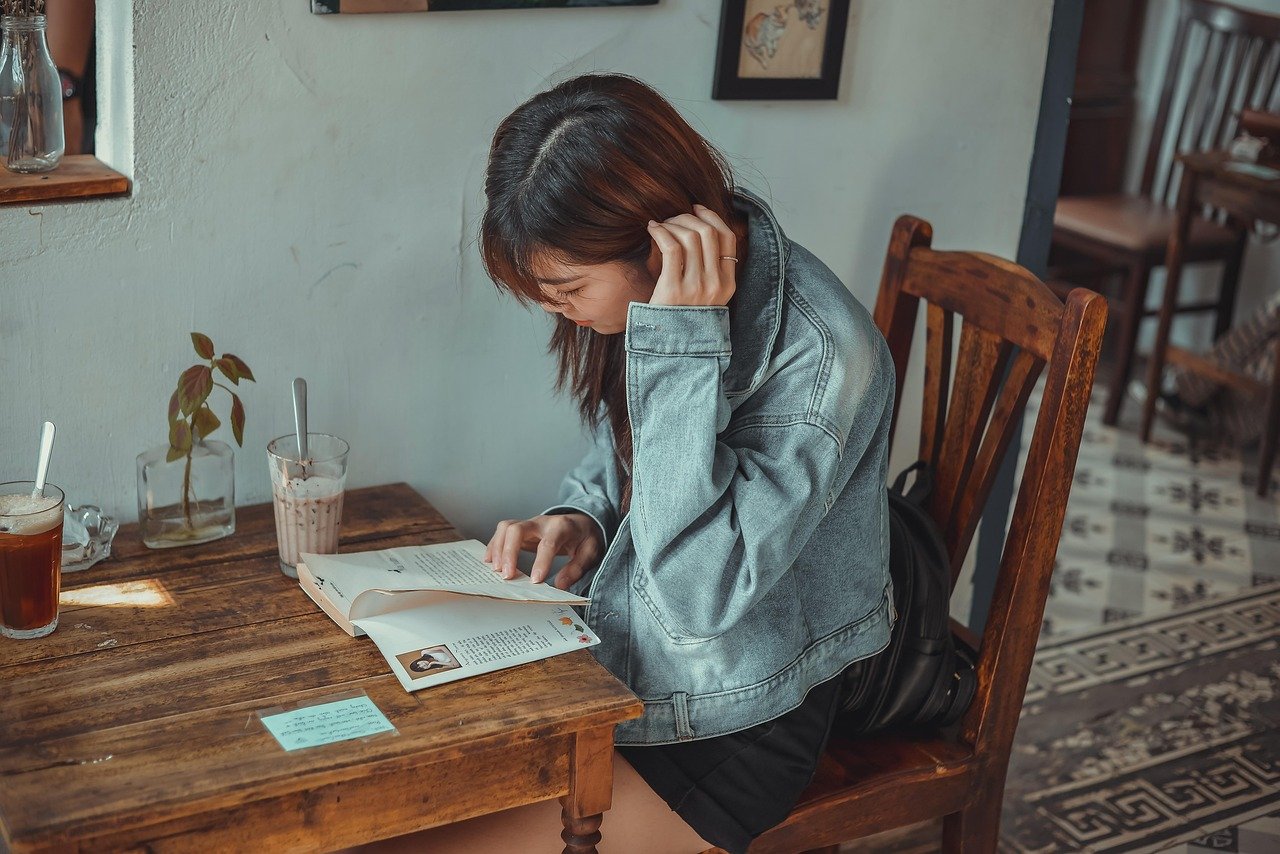 Woman reading at a cafe in Buenos Aires