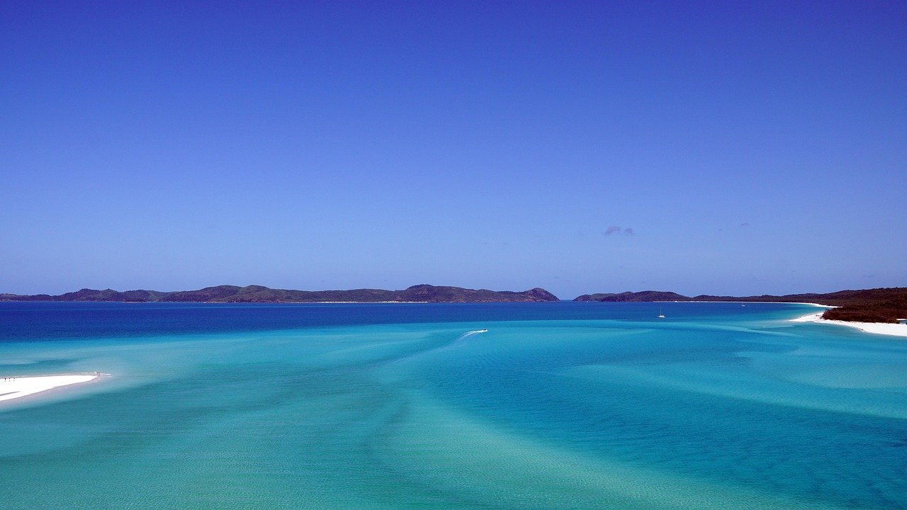 Hill Inlet turquoise waters and white sand swirling patterns Whitsunday Island Australia