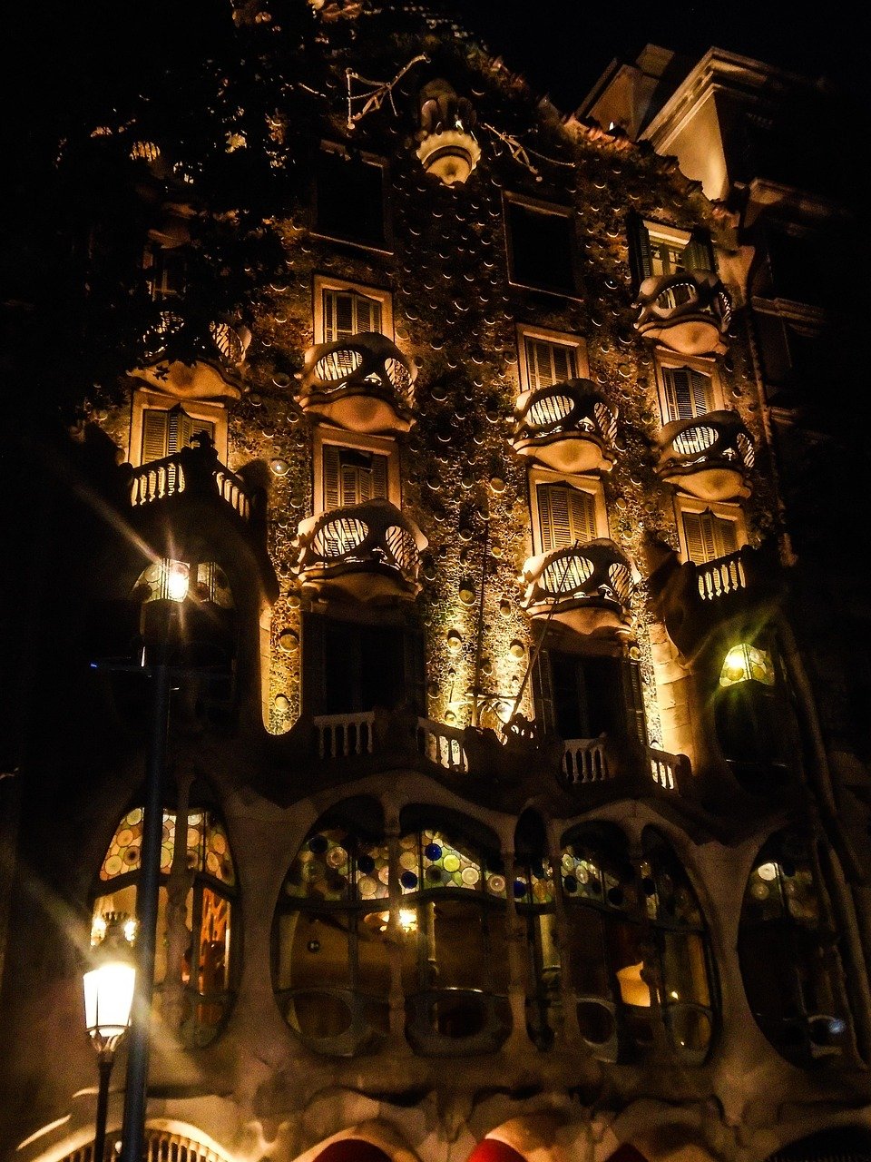 Casa Batlló Barcelona night view illuminated architecture