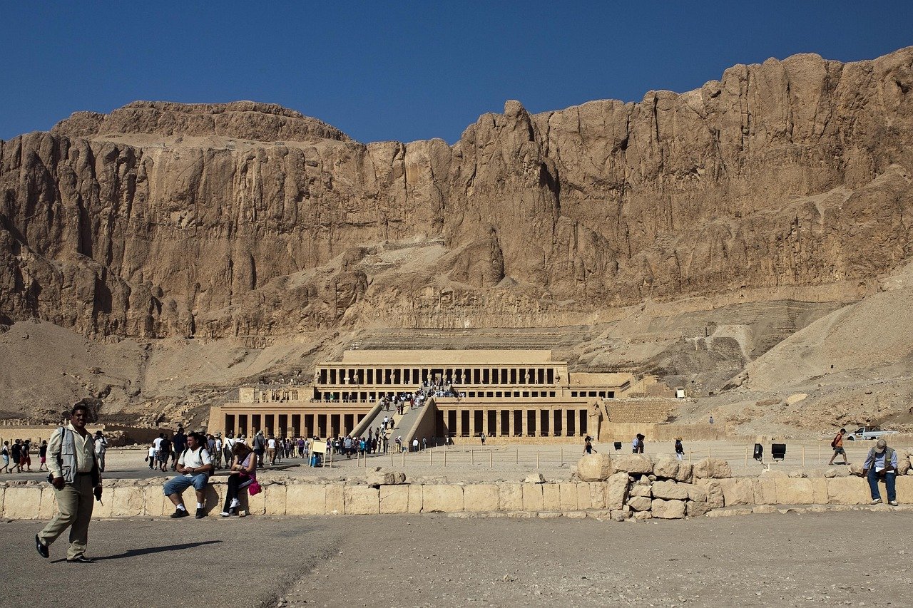 Visitor centre and whale fossil trail at Wadi Al-Hitan