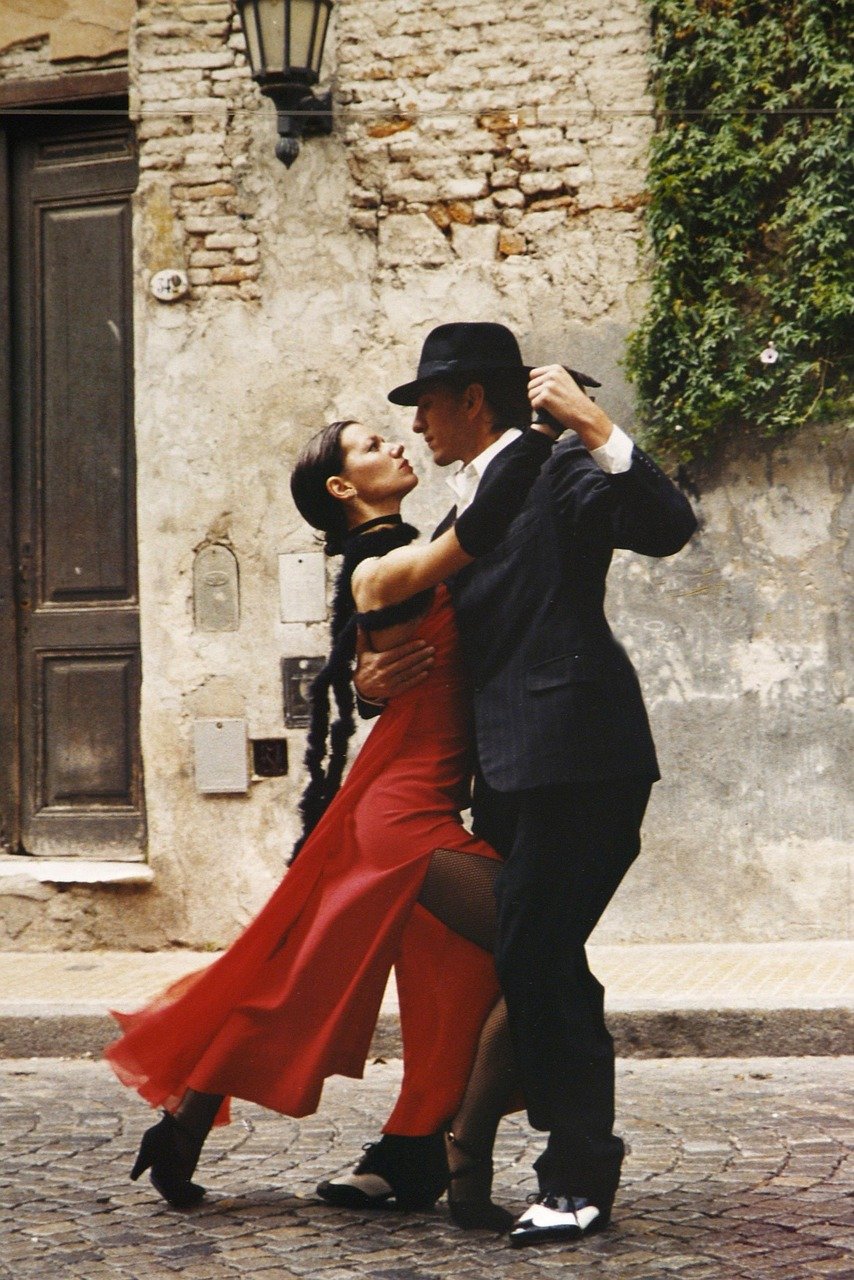 Argentine tango couple dancing in Buenos Aires street