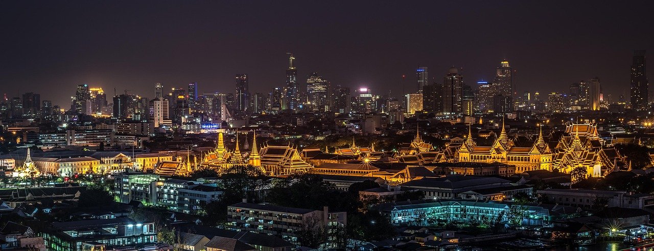 Wat Arun Temple of the Dawn Bangkok prang spire riverside historic